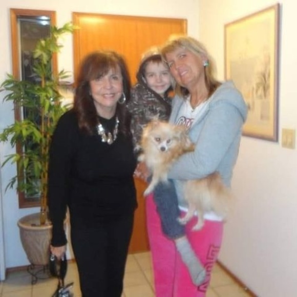 Meet your Posher, Julie - Picture 1 of 1